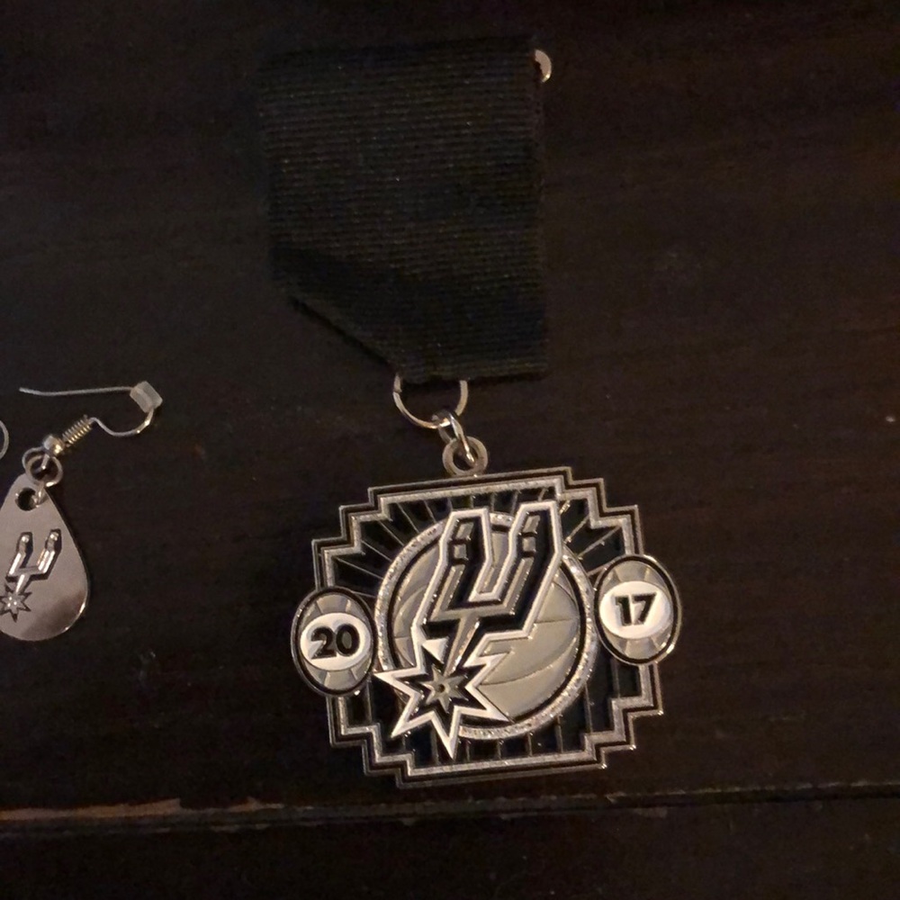 San Antonio Spurs earrings and medal - Picture 4 of 4
